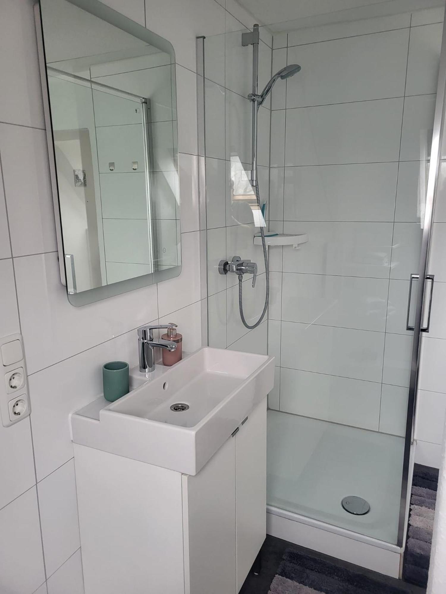 A&V Apartments Gemuetliche Rheinblick Wohnung Apt Daisy Duisburg Buitenkant foto